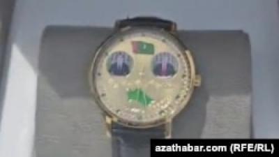 У Туркменистані чиновників зобов’язали купувати годинники із зображенням Бердимухамедових