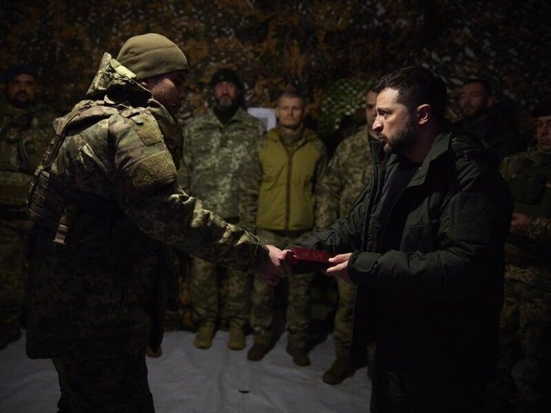 Зеленський зустрівся з бійцями в прифронтовому Покровську. Фото та відео.