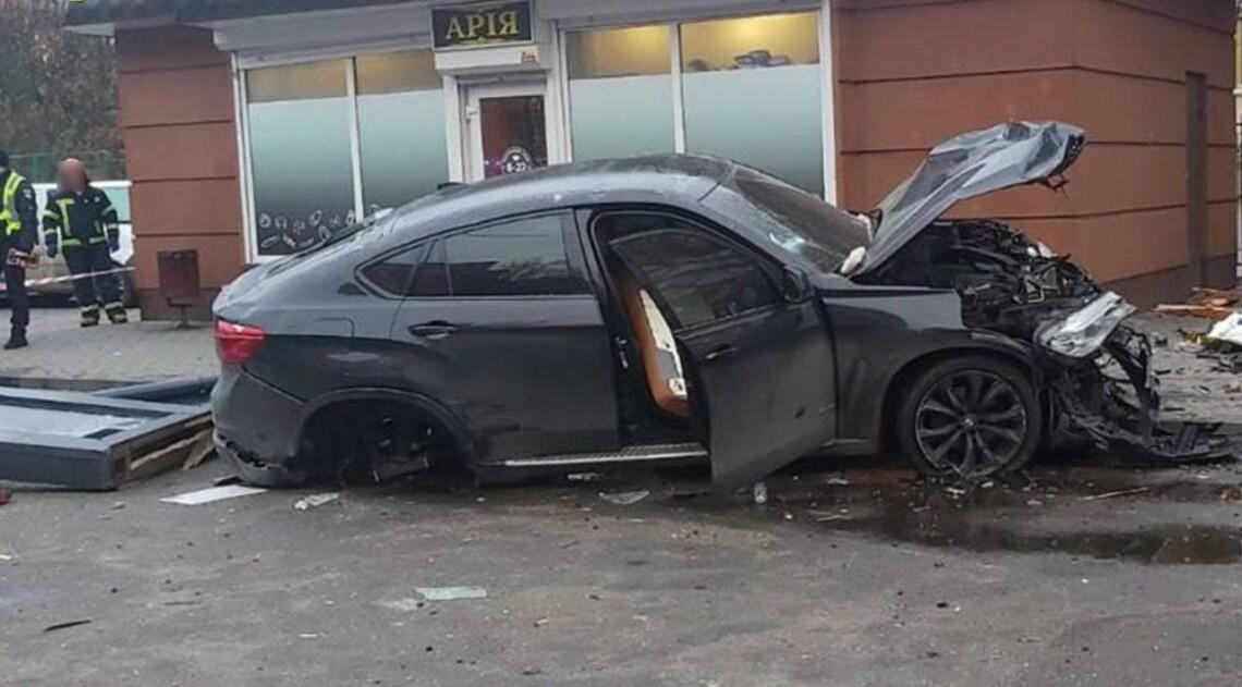 У Хмельницькому оголосили підозру водію, який у стані алкогольного сп'яніння в'їхав у зупинку.