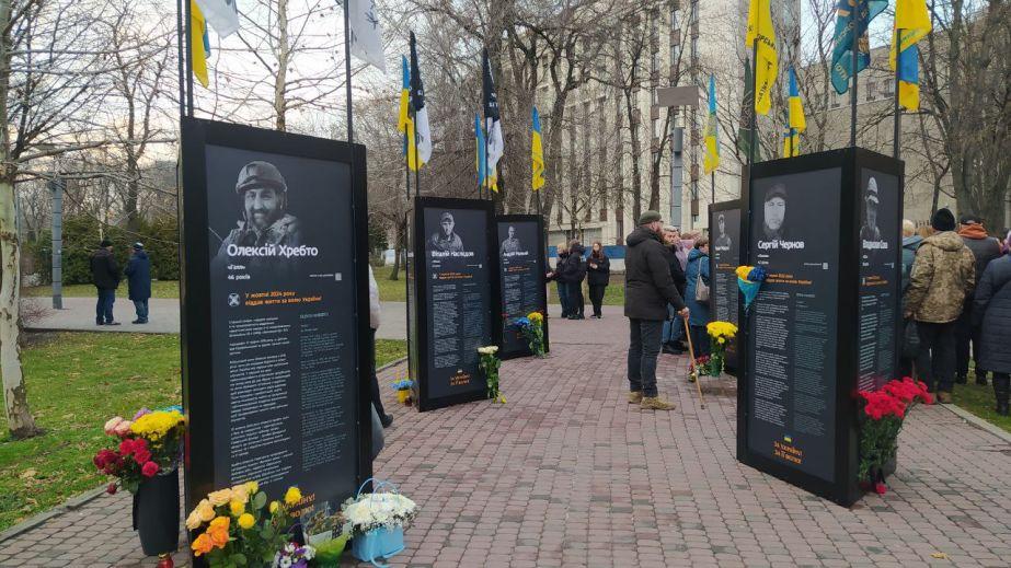 У Дніпрі встановили нові конструкції на честь загиблих воїнів у сфері Героїв (ФОТО, ВІДЕО).