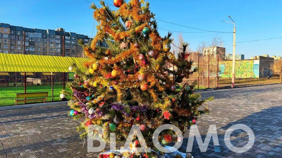 Residents of Vostochniy-2 in Kryvyi Rih took the initiative to set up and decorate a Christmas tree in the "Happiness Park" (PHOTOS, VIDEOS).