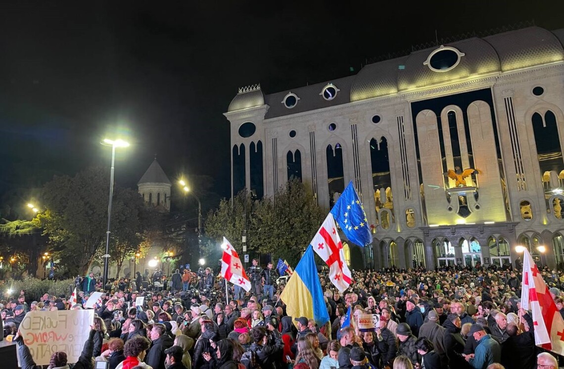 Вечером в понедельник, 4 ноября, в центре Тбилиси начался митинг грузинской оппозиции против результатов выборов в парламент страны.