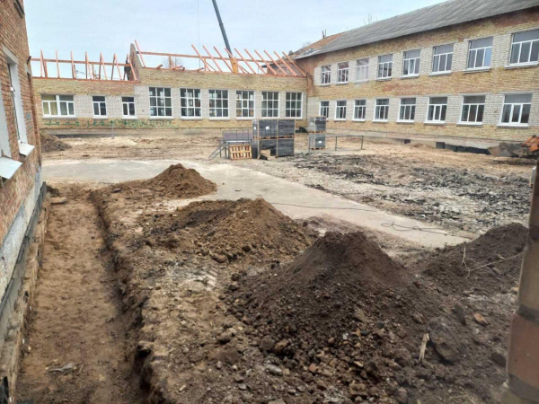 Триває відбудова пошкодженого росією ліцею у Красилівці (ФОТО)